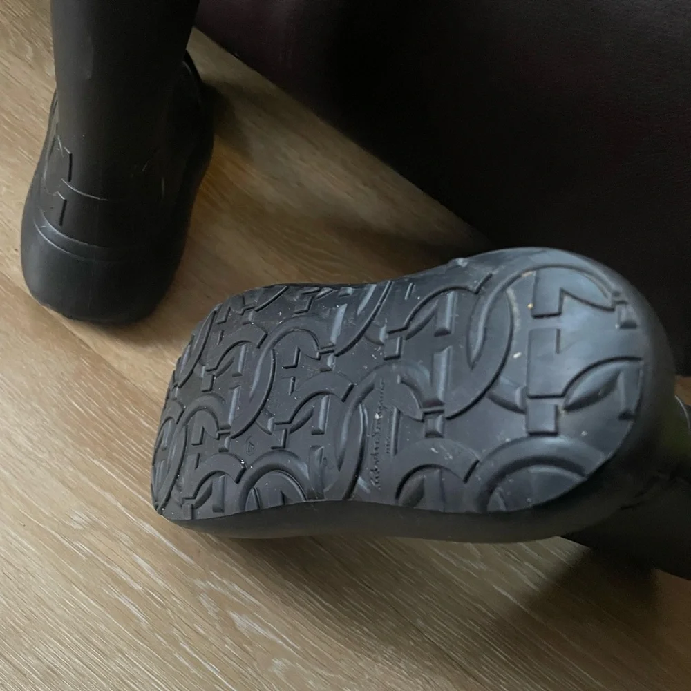 Salvatore Ferragamo Classic Black Boots - Picture 4 of 4